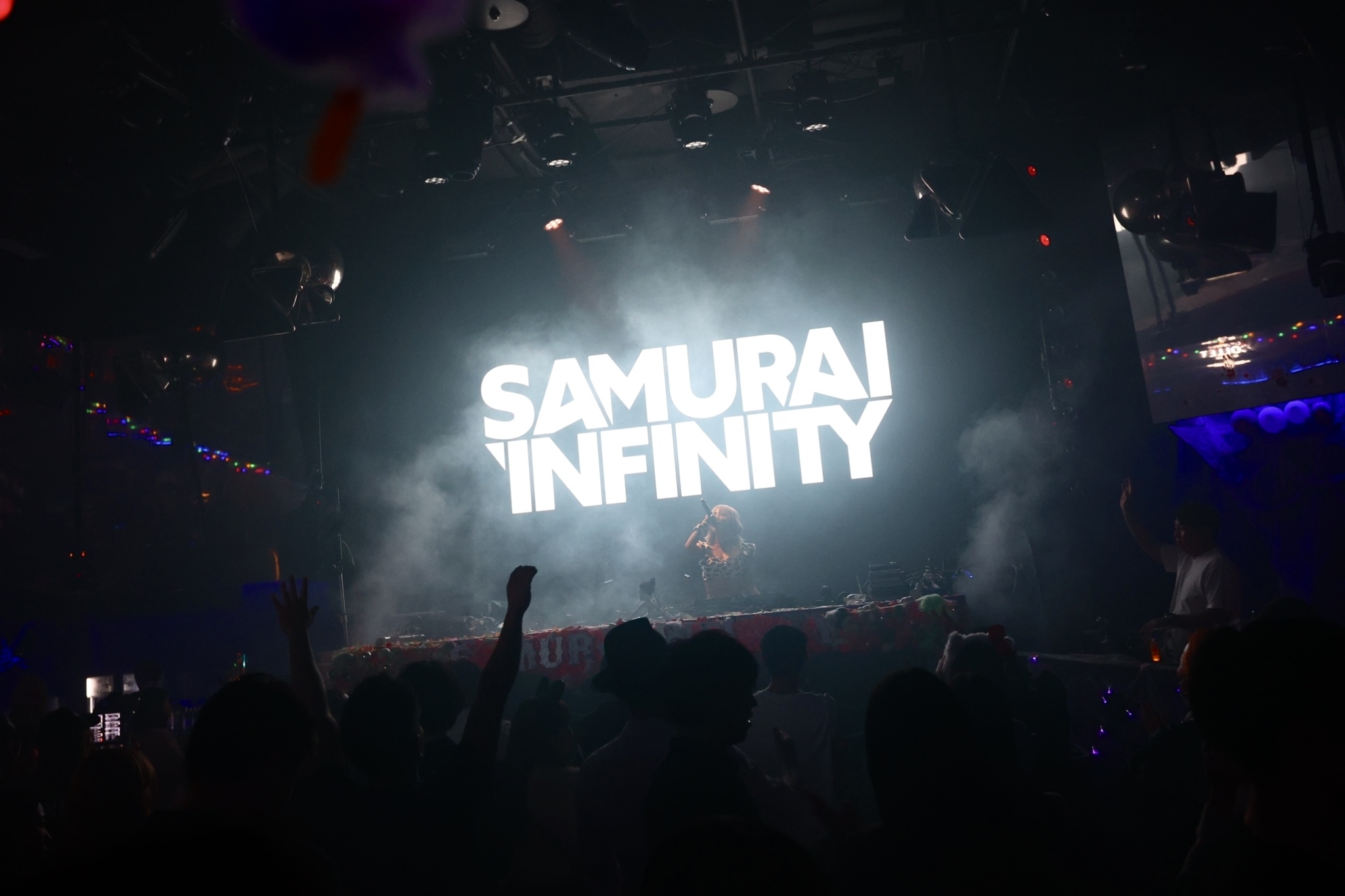 【SAMURAI INFINITY】in ハロウィン 開催レポート。DJ SODA、明日花キララ、戦慄かなのらが仮装して登場！